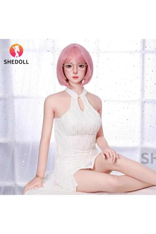 [SHEDOLL]顧小雨 158cm 蜜桃學姊|露背白裙+粉發細框鏡|自然C杯 | 可盤腿坐立姿勢